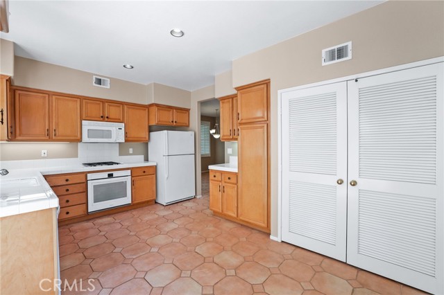Detail Gallery Image 8 of 15 For 66 Avanzare, Irvine,  CA 92606 - 3 Beds | 2/1 Baths