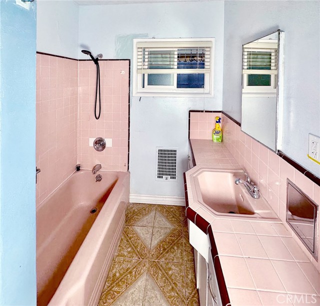 Detail Gallery Image 11 of 27 For 12040 Stagg St, North Hollywood,  CA 91605 - 4 Beds | 2/1 Baths