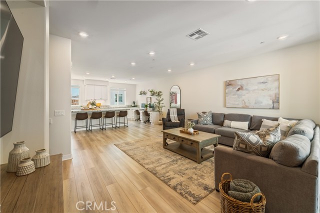 Detail Gallery Image 4 of 26 For 27461 Viero Pl, Valencia,  CA 91381 - 3 Beds | 4 Baths