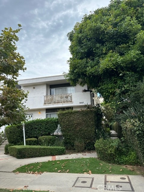 1607 Greenfield Avenue #8