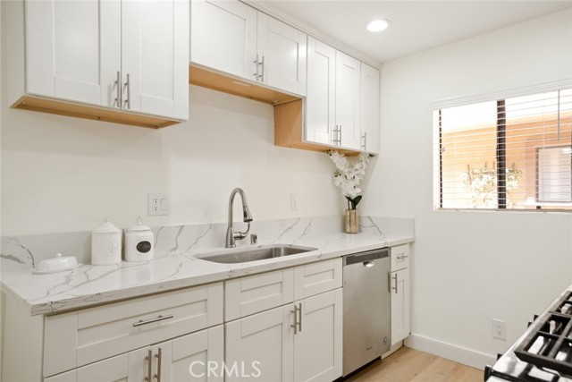 Detail Gallery Image 6 of 24 For 14803 Vanowen St #9,  Van Nuys,  CA 91405 - 2 Beds | 2 Baths