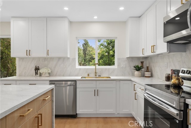 Detail Gallery Image 11 of 34 For 12635 Dorina Pl, Granada Hills,  CA 91344 - 5 Beds | 3/1 Baths