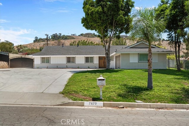 7670 Lakeside Drive, Jurupa Valley CA: https://media.crmls.org/medias/3651248b-8ebc-44a6-a6cf-9cc089374566.jpg