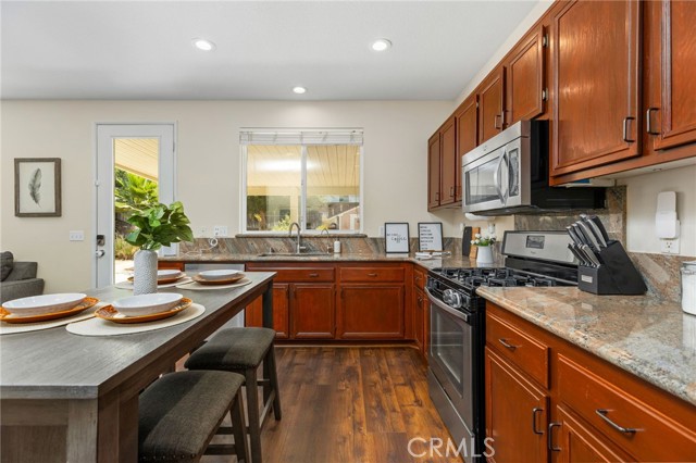 Detail Gallery Image 11 of 33 For 40929 Engelmann Oak St, Murrieta,  CA 92562 - 6 Beds | 2/1 Baths