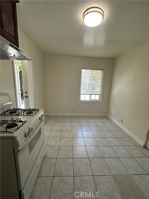 942 E 6th Street, Pomona CA: https://media.crmls.org/medias/365a1784-c105-4032-ba55-9a0ac0cf21b3.jpg