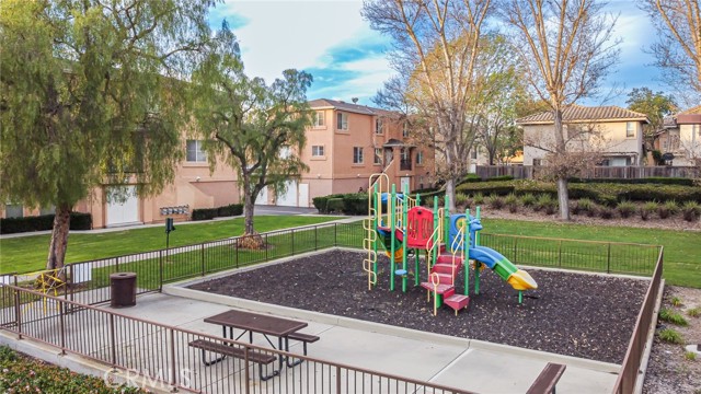 Detail Gallery Image 22 of 27 For 1061 Harbor Heights #B,  Harbor City,  CA 90710 - 3 Beds | 2/1 Baths