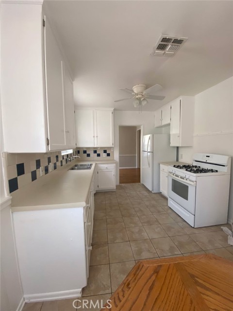 8920 Darby Avenue, Northridge CA: https://media.crmls.org/medias/365c81cb-58a2-424f-8572-0a7fabdc74a8.jpg