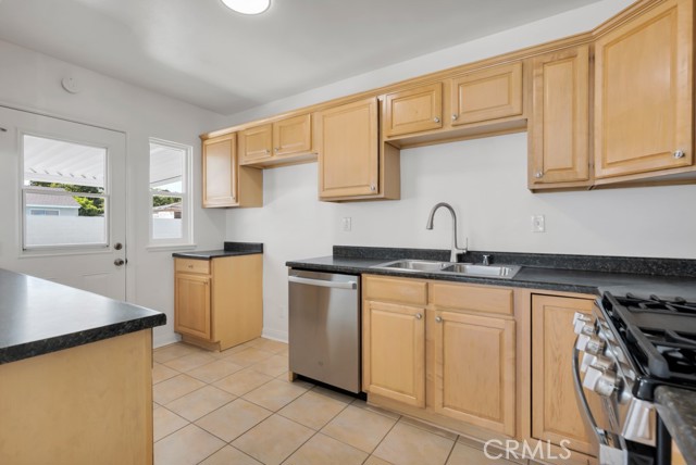 8547 Tampa Avenue, Northridge CA: https://media.crmls.org/medias/365e931d-9f56-4a83-917f-53307e313941.jpg