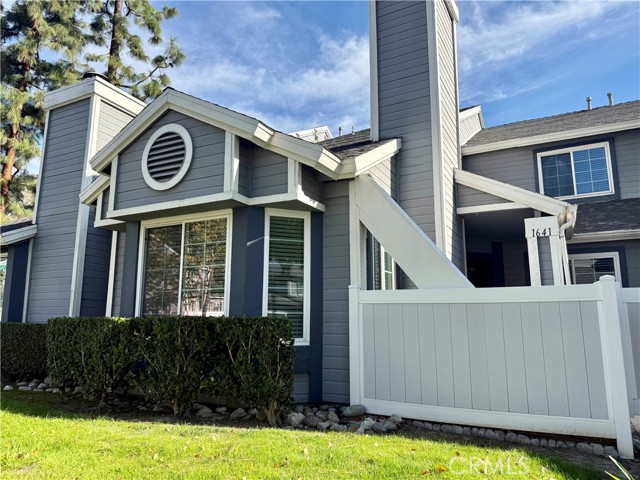 Detail Gallery Image 2 of 31 For 1641 Dimas Ct, Azusa,  CA 91702 - 2 Beds | 2/1 Baths