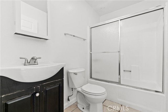 Detail Gallery Image 5 of 9 For 5915 Woodman Ave #103,  Van Nuys,  CA 91401 - 2 Beds | 2 Baths