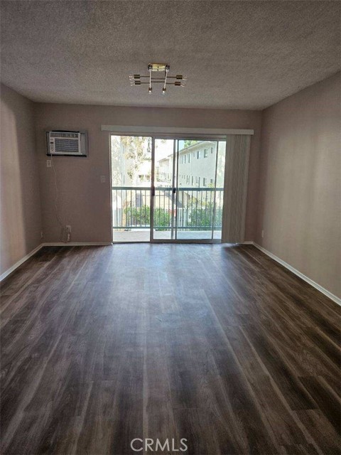 Detail Gallery Image 5 of 20 For 18307 Burbank, Tarzana,  CA 91356 - 1 Beds | 1 Baths