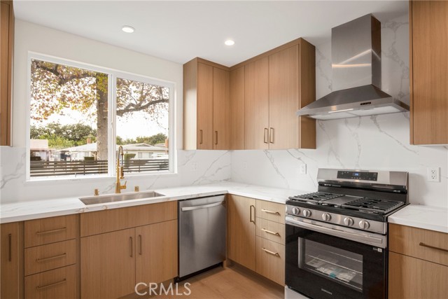 Detail Gallery Image 9 of 39 For 7040 Tyrone Ave, Van Nuys,  CA 91405 - 6 Beds | 4/1 Baths