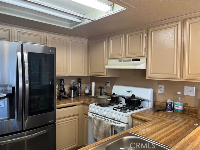 Detail Gallery Image 4 of 26 For 9250 Citrus Ave. #E,  Fontana,  CA 92335 - 2 Beds | 2 Baths