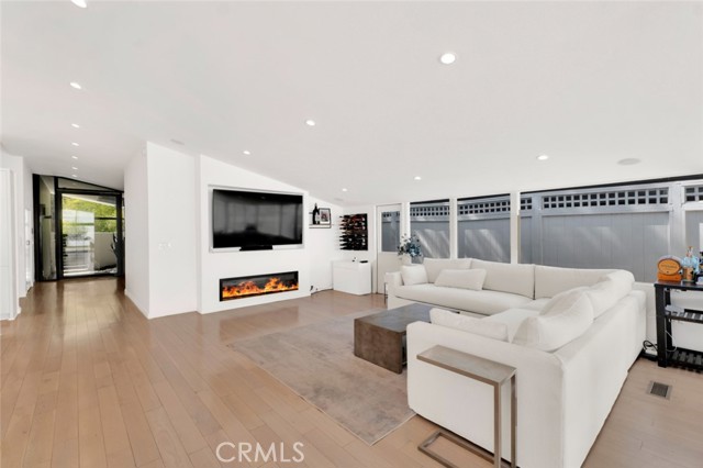 2712 N Beverly Glen Boulevard, Los Angeles CA: https://media.crmls.org/medias/366f813c-f2ae-4794-844d-09cf55bea098.jpg
