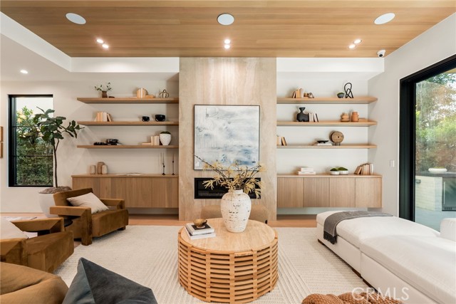 Detail Gallery Image 8 of 42 For 4245 Bellaire Ave, Studio City,  CA 91604 - 5 Beds | 5/1 Baths