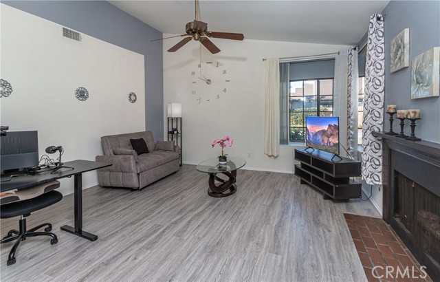 Detail Gallery Image 4 of 32 For 13982 Olive Grove, Sylmar,  CA 91342 - 2 Beds | 2 Baths