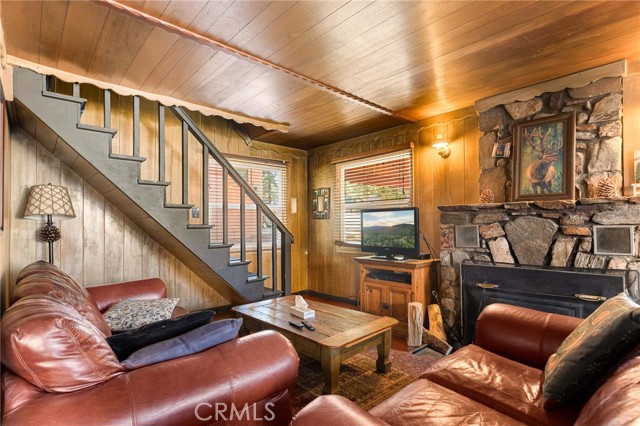 Detail Gallery Image 3 of 22 For 435 Arroyo, Big Bear Lake,  CA 92315 - 3 Beds | 1 Baths