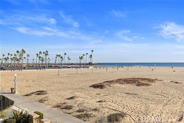 310 E Oceanfront, Newport Beach CA: https://media.crmls.org/medias/36766566-fb6d-49ec-8cc4-b61bcd499836.jpg