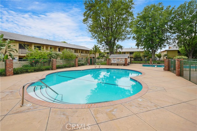 Detail Gallery Image 9 of 47 For 8111 Canby Ave #1,  Reseda,  CA 91335 - 4 Beds | 2/1 Baths