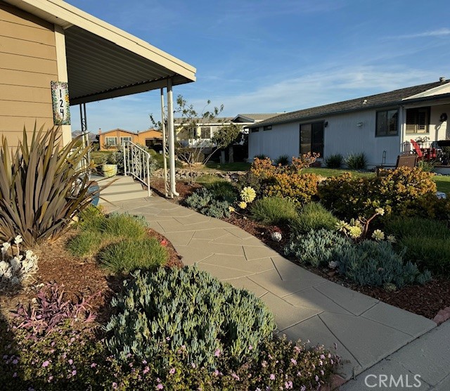 Detail Gallery Image 3 of 11 For 124 Poinsettia Gardens Dr #124,  Ventura,  CA 93004 - 2 Beds | 2 Baths