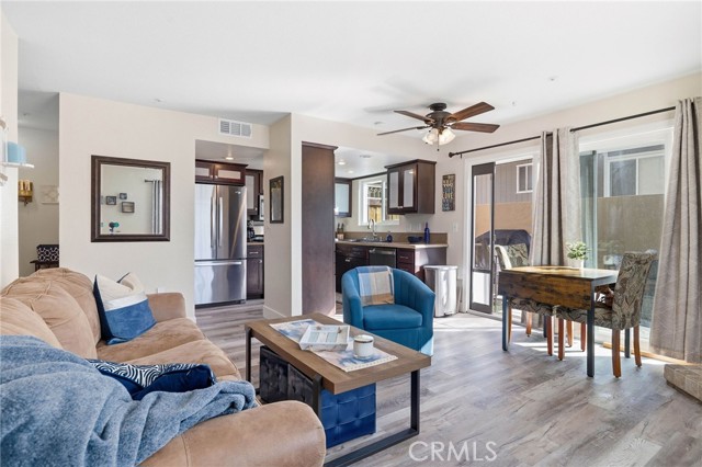 Detail Gallery Image 12 of 41 For 17601 Newland #H,  Huntington Beach,  CA 92647 - 3 Beds | 2/1 Baths