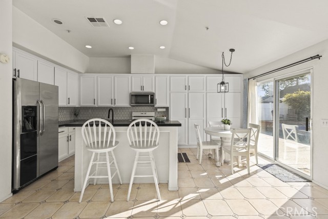 Detail Gallery Image 6 of 44 For 565 Rosalinda Dr, Oxnard,  CA 93030 - 3 Beds | 2 Baths