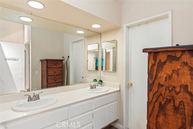 13208 Setting Sun Court, Chino Hills CA: https://media.crmls.org/medias/3689da74-c92d-4e43-a345-b83c402aa21e.jpg
