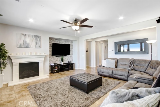9271 Millionaire Lane, Riverside CA: https://media.crmls.org/medias/368b5a97-aac8-4c0f-b6ec-703fd9bd7d74.jpg