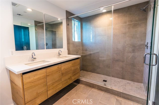 Detail Gallery Image 26 of 28 For 5020 Pickford St, Los Angeles,  CA 90019 - 3 Beds | 3 Baths