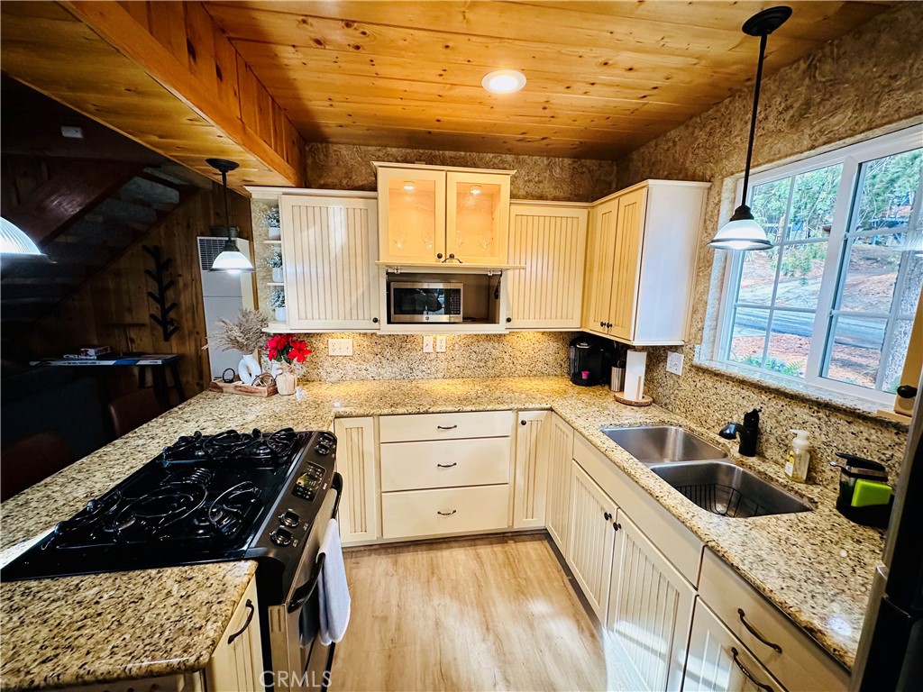 https://media.crmls.org/medias/3693b790-8909-4b98-808f-d27f229e32be.jpg?preset=X-Large