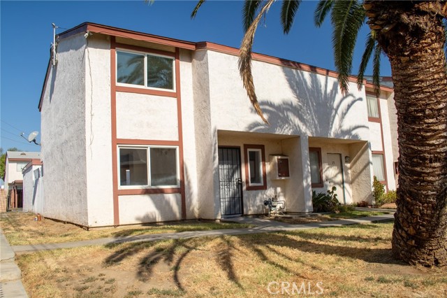 347 N Eucalyptus Avenue, Rialto CA: https://media.crmls.org/medias/36942736-a1c5-461f-ba70-8c660957f588.jpg