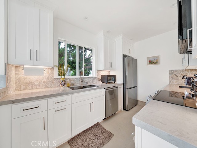 Detail Gallery Image 6 of 22 For 1594 via Capri #1,  Laguna Beach,  CA 92651 - 2 Beds | 2 Baths