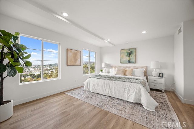 Detail Gallery Image 15 of 32 For 2391 Yorkshire Dr, Los Angeles,  CA 90065 - 3 Beds | 2/1 Baths