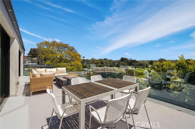 Detail Gallery Image 12 of 25 For 1812 Navy, Santa Monica,  CA 90405 - 5 Beds | 3 Baths