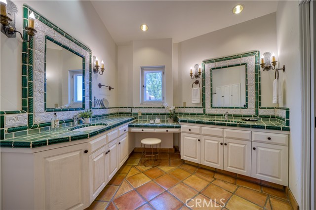 1220 Bassi Drive, San Luis Obispo CA: https://media.crmls.org/medias/36990810-7b01-422c-94c6-79948b1ea9b7.jpg
