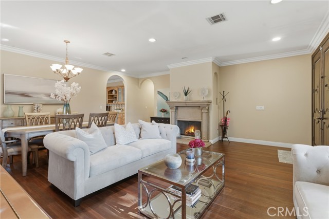 Detail Gallery Image 4 of 39 For 22711 Collins St, Woodland Hills,  CA 91367 - 4 Beds | 3/1 Baths