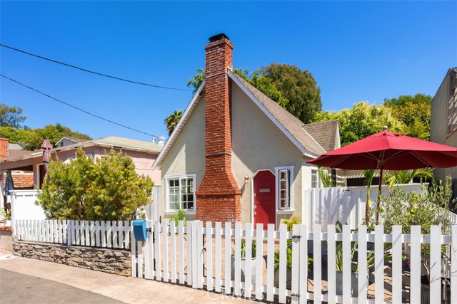 Detail Gallery Image 1 of 23 For 533 Lombardy Lane, Laguna Beach,  CA 92651 - 2 Beds | 1 Baths