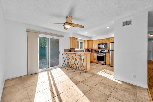 Detail Gallery Image 8 of 35 For 16572 Patricia Ln, Huntington Beach,  CA 92647 - 4 Beds | 2 Baths