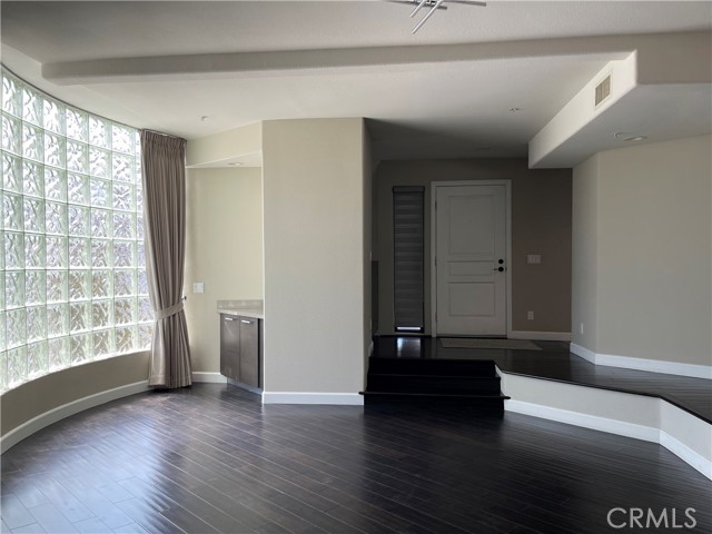 Detail Gallery Image 3 of 27 For 1432 Barrington Way #108,  Glendale,  CA 91206 - 3 Beds | 3 Baths