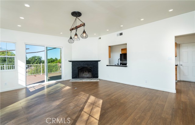 10161 Foothill Boulevard, Sylmar CA: https://media.crmls.org/medias/36a03641-218e-45dc-876f-98d173a3bacb.jpg