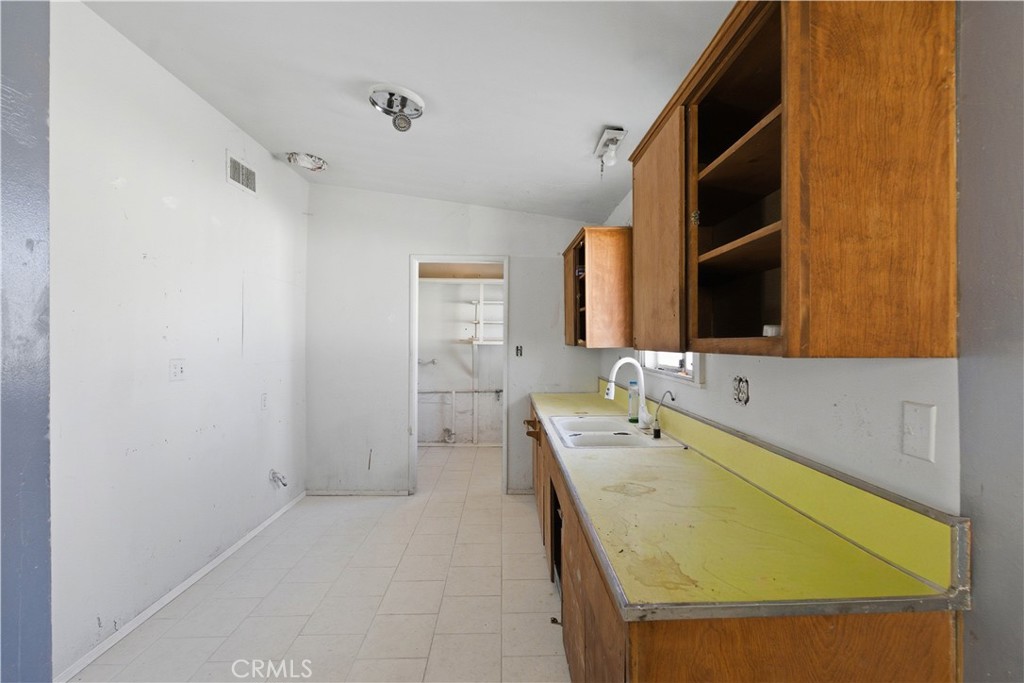 https://media.crmls.org/medias/36a5afde-53e3-445d-81bc-8ea0aca29462.jpg?preset=X-Large