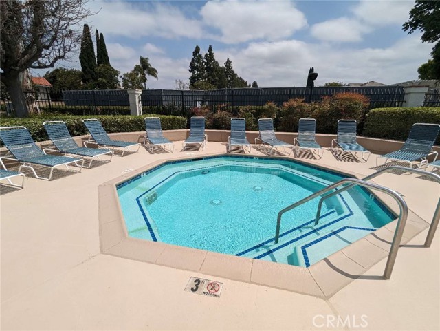 4 Henry, Irvine CA: https://media.crmls.org/medias/36a61680-1f90-4b06-9eb8-8b74306cbcb1.jpg