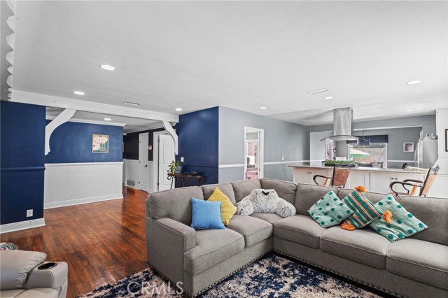 289 E Mckinley Avenue, Pomona CA: https://media.crmls.org/medias/36acfb3e-c34a-4225-8f74-f46f72654d42.jpg