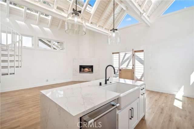 439 1/2 Carnation Avenue, Corona del Mar CA: https://media.crmls.org/medias/36af2143-74ad-48cb-93ae-70fe60c00c80.jpg