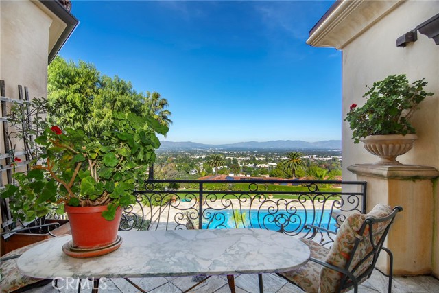 Detail Gallery Image 36 of 73 For 18933 La Montana Pl, Tarzana,  CA 91356 - 7 Beds | 6/1 Baths