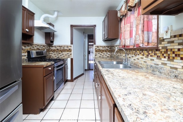 Detail Gallery Image 8 of 31 For 2225 W 153rd St, Compton,  CA 90220 - 3 Beds | 1/1 Baths