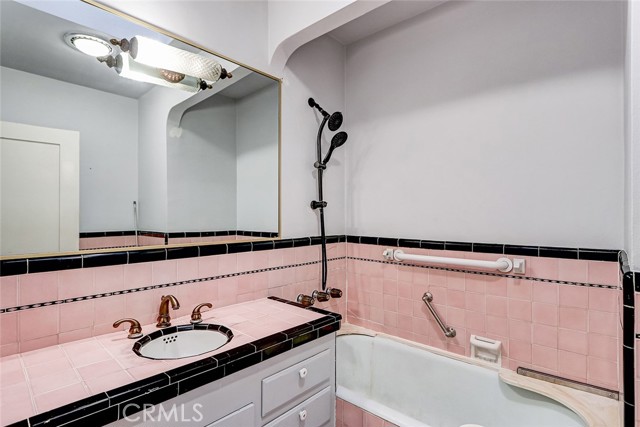 Detail Gallery Image 8 of 16 For 222 Avenue D, Redondo Beach,  CA 90277 - 3 Beds | 2/1 Baths