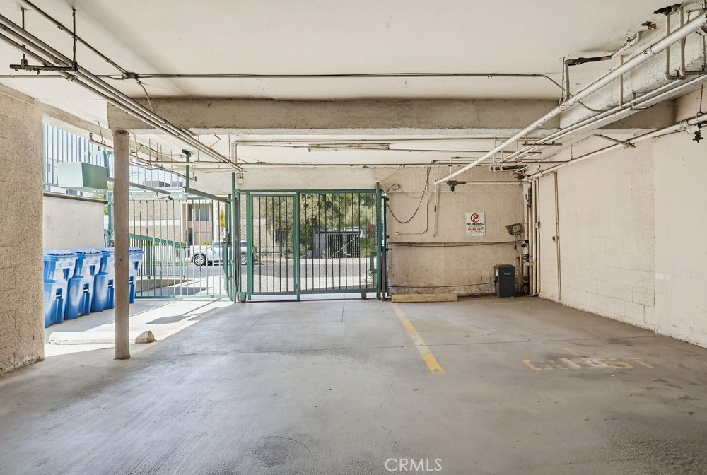 https://media.crmls.org/medias/36b60c32-ba2b-42a1-b09d-d86626412869.jpg?preset=X-Large