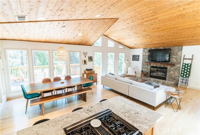 Detail Gallery Image 8 of 40 For 1069 Berne Dr, Crestline,  CA 92325 - 4 Beds | 2 Baths