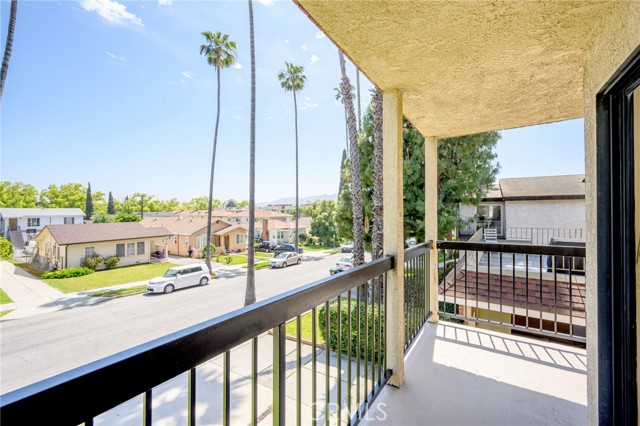 Detail Gallery Image 8 of 35 For 1165 Linden Ave a,  Glendale,  CA 91201 - 3 Beds | 3/1 Baths